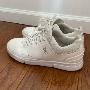 On cloud federer's size 10.5